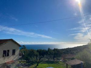 uma vista para o oceano a partir de uma casa em La casa di Arturo em Gorleri