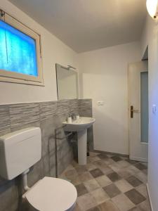 uma casa de banho com um WC e um lavatório em La casa di Arturo em Gorleri