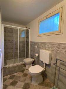 uma casa de banho com um WC e um chuveiro em La casa di Arturo em Gorleri