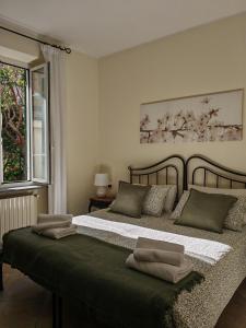 - une chambre avec 2 lits et des oreillers dans l'établissement Il sogno di Jo a 50 mt dal mare, à Borgio Verezzi