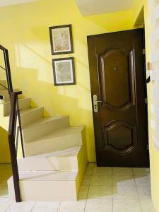 Con una puerta y escaleras con una escalera en RCA Transient house in San Jose del Monte, en Muzon