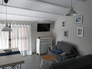 uma sala de estar com um sofá e uma televisão em Maestrazgo Teruel Casa Marco em Luco de Bordón