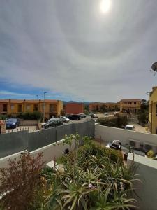 Blick auf einen Parkplatz mit Gebäuden und Autos in der Unterkunft Nido d'amore ad Arzachena in Arzachena