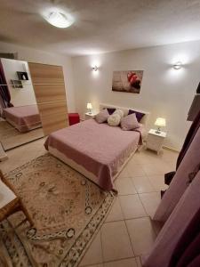 ein Schlafzimmer mit einem großen Bett in einem Zimmer in der Unterkunft Nido d'amore ad Arzachena in Arzachena