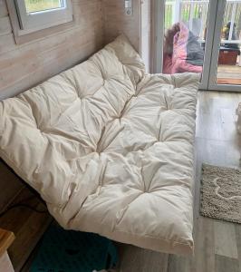 1 cama grande con bolsa de frijol en una habitación en Tinyhouse Bamberg, en Pettstadt