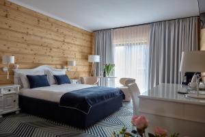 1 dormitorio con cama, mesa y escritorio en New Willa Jan en Zakopane