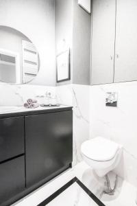 Kúpeľňa v ubytovaní VipWarsawApartments Sapphire Mennica Residence