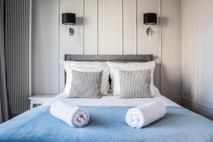 Posteľ alebo postele v izbe v ubytovaní VipWarsawApartments Sapphire Mennica Residence