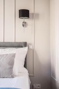 Posteľ alebo postele v izbe v ubytovaní VipWarsawApartments Sapphire Mennica Residence