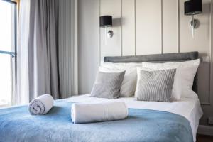 Posteľ alebo postele v izbe v ubytovaní VipWarsawApartments Sapphire Mennica Residence