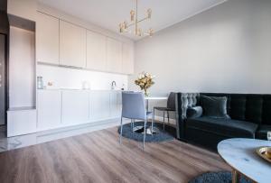 Kuchyňa alebo kuchynka v ubytovaní VipWarsawApartments Sapphire Mennica Residence