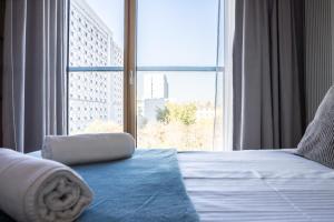 Posteľ alebo postele v izbe v ubytovaní VipWarsawApartments Sapphire Mennica Residence