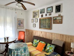 sala de estar con sofá y mesa en Casa Morería, en Guadalcanal