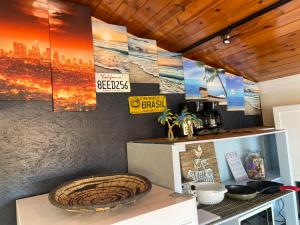 una cocina con posters en la pared y un mostrador en Venice Beach International Traveler Cabins & Suites- Surf & Yoga & E-Bike, en Los Ángeles