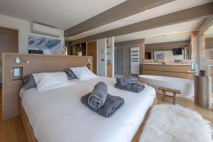 Postel nebo postele na pokoji v ubytování Savoielac - Lac d'Annecy - Talloires - Vue panoramique : Villa Egalité Golf