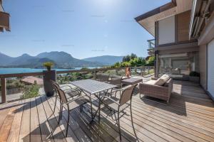 una terrazza con tavolo e sedie su una casa di Savoielac - Lac d'Annecy - Talloires - Vue panoramique : Villa Egalité Golf a Talloires
