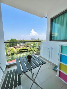 Balkoni atau teres di Club Royal Condominium Wongamat 1 bedroom on the first line of the sea