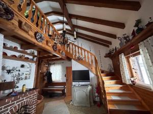ein Wohnzimmer mit einer Treppe und einem TV in der Unterkunft Sweet Home Klippitztörl in Bad Sankt Leonhard im Lavanttal