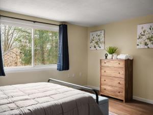 Säng eller sängar i ett rum på Modern Mountain Cottage w Hot Tub, Fire Pit, WiFi
