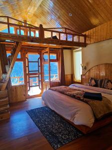 - une chambre avec un lit dans une cabane en bois dans l'établissement Cliff Haven Tirthan, à Banjār