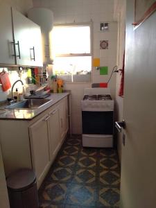 una piccola cucina con piano cottura e lavandino di FLORESTA, cómodo departamento en CABA a Buenos Aires