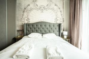 Posteľ alebo postele v izbe v ubytovaní VipWarsawApartments Sapphire Mennica Residence