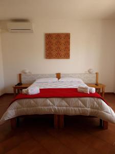 ein Bett in einem Zimmer mit zwei Handtüchern darauf in der Unterkunft Hotel Mistral in Alghero
