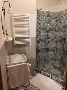 ein kleines Bad mit einer Dusche und einem Waschbecken in der Unterkunft Sweet Home Klippitztörl in Bad Sankt Leonhard im Lavanttal