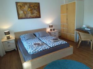 Schlafzimmer mit einem Bett, einem Tisch und einem Schreibtisch in der Unterkunft Haus im Grünen in Bornheim