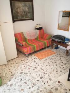ein Wohnzimmer mit einem Sofa und einem Tisch in der Unterkunft All'antico orologio da Maria in Miglionico