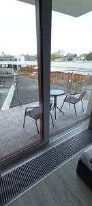 Una vista de un balcón con una mesa y sillas. en Flamingo 31, en Międzyzdroje