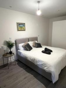 Postel nebo postele na pokoji v ubytování Spacious One Bedroom Apartment + 11 fotografií