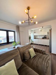 トゥルゴヴィシュテにあるOld Town View- Central Apartmentのリビングルーム(大きなソファ付)、キッチンが備わります。