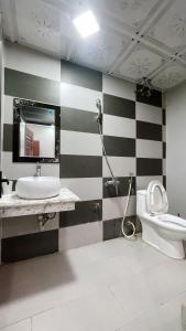 a bathroom with a black and white striped wall at Cường Thịnh Hotel in Na Dao Tổng