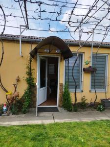una casa amarilla con una sombrilla en la puerta en Casa Sofiandra, en Paleu