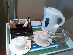 Příslušenství pro přípravu čaje a kávy v ubytování Rainbow Guest House and Tours