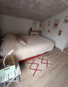 ein kleines Schlafzimmer mit einem Bett im Dachgeschoss in der Unterkunft Gîte 4 personnes LA SIESTA proche Fayence et Tourrettes in Tourrettes