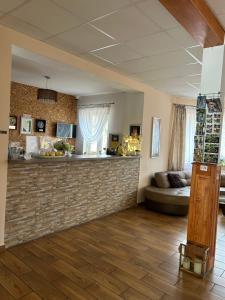 - un salon avec un bar et un canapé dans l'établissement Leśny Dom, à Barlinek