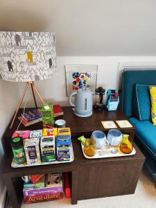 stolik kawowy z jedzeniem obok kanapy w obiekcie Large light loft room - en suite w Brighton and Hove