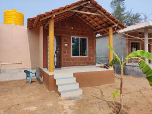 ein Haus im Bau mit einem Dach in der Unterkunft Niyam Beach Stay in Gokarna