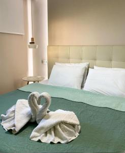 Postel nebo postele na pokoji v ubytování Skizenas Waterfront Apartments