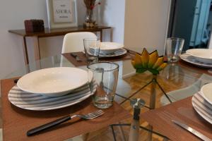 uma mesa de vidro com pratos e copos em Departamento familiar con excelente ubicación - BA 3 em Buenos Aires