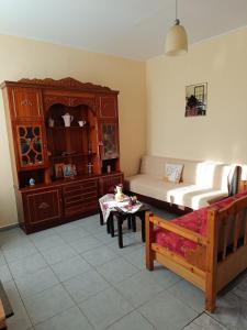 Leondari的住宿－Dina's House，客厅配有沙发和桌子