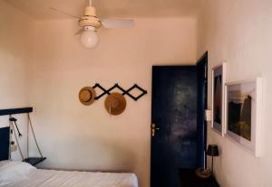 1 dormitorio con cama y puerta negra en Pantelleria, villetta sul mare, en Scauri