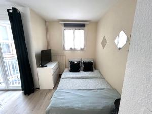 Кровать или кровати в номере Studio Marseille au vieux port plein centre au calme