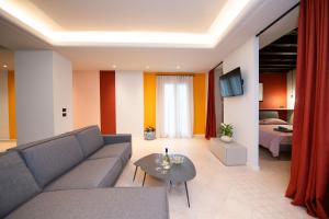 代森扎诺-德尔加达Casa sul Porto的客厅里有一张沙发、一张桌子和一张床。