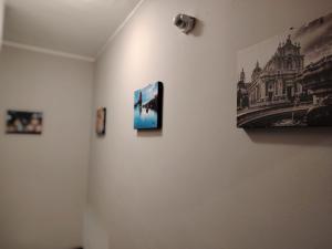 una habitación con fotos en la pared en Calipso, en Catania
