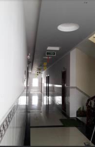 einen Flur eines Gebäudes mit Türen und einem Hallwayngth in der Unterkunft Khách sạn Hoà Bình in Cà Mau