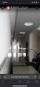 Cà Mau的住宿－Khách sạn Hoà Bình，建筑物走廊的照片