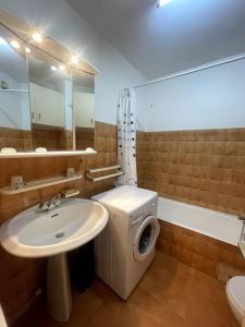uma casa de banho com um lavatório, um WC e um espelho. em Grand studio vue mer - Plages à pied - Parking em Antibes